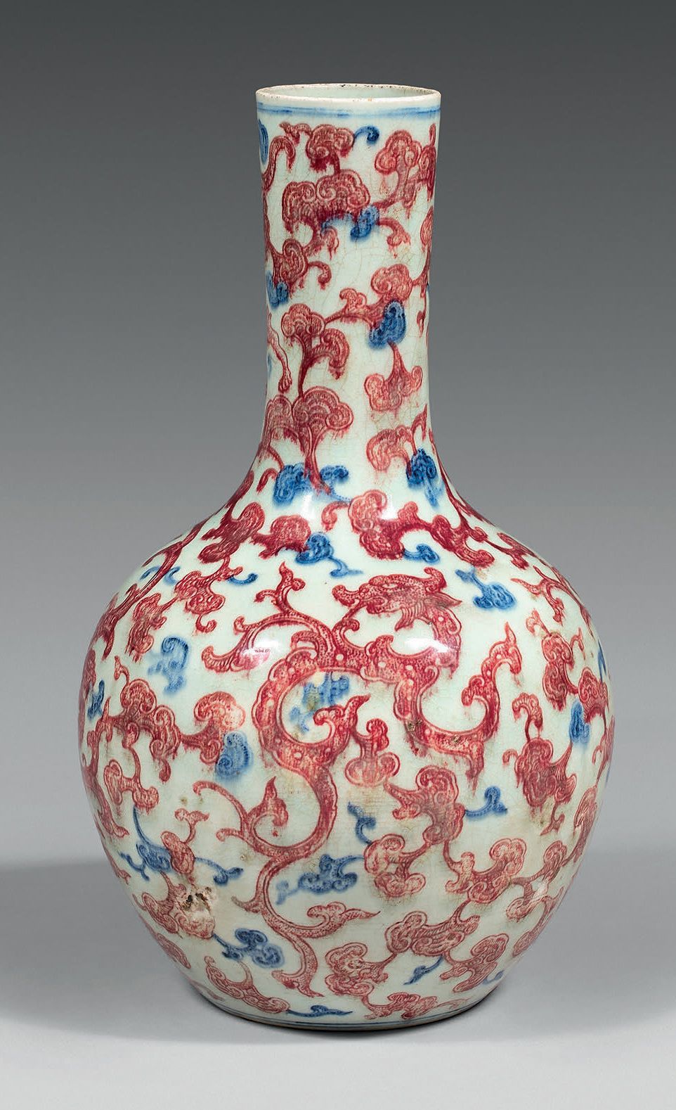 CHINE - XVIIIe-XIXe siècle Vase Tianqiuping en porcelaine à fond blanc, décoré e&hellip;