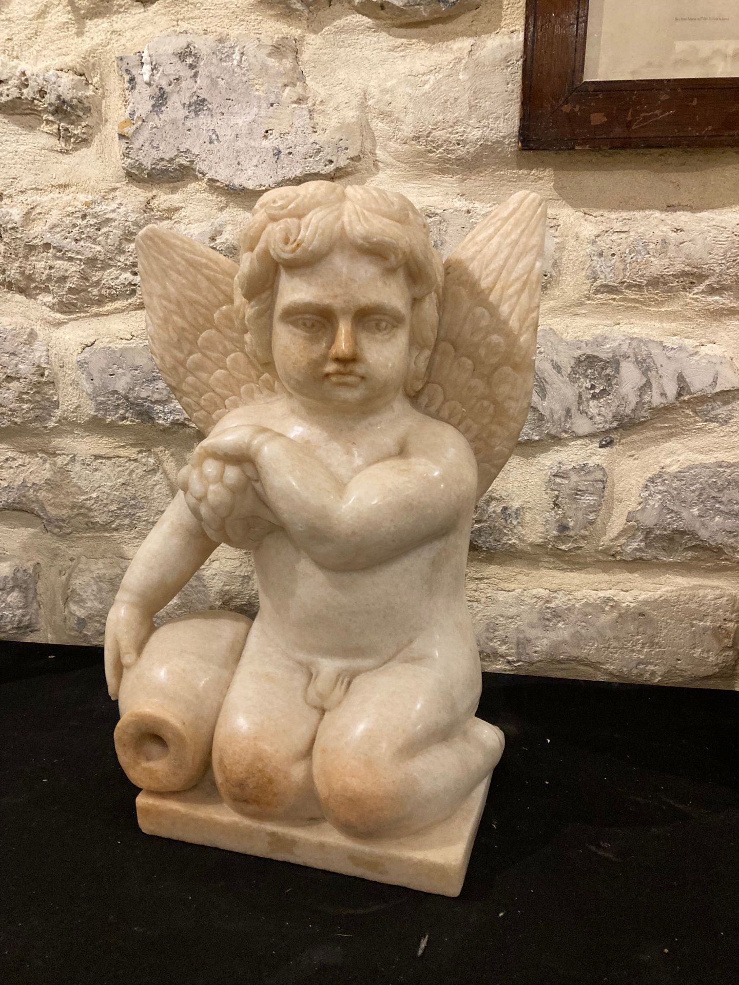 Null 蹲在地上的小天使的大理石雕像，手里拿着一个水壶和一个水果。

壶身有穿孔，可以作为喷泉元素使用。

高度：48.5厘米高度：48.5厘米