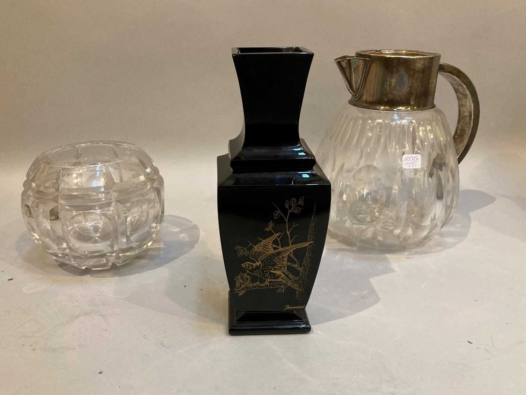 Null 百家乐

一个黑色水晶花瓶，装饰有中国风格的鸟，高26厘米（已破损并粘在底座上）。

一个切割水晶球花瓶和一个切割水晶壶（事故）。