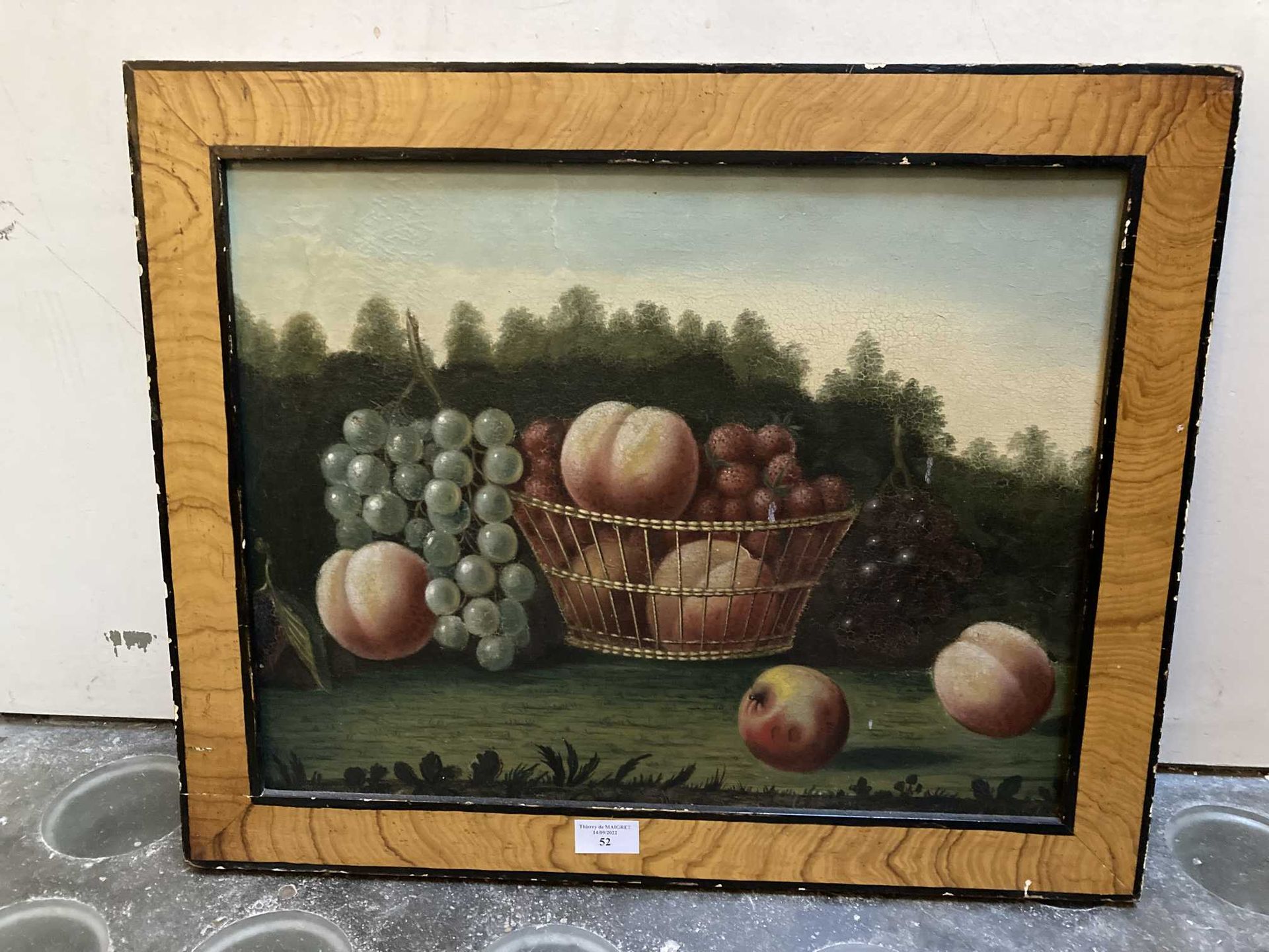 Null 英语学校。篮子里的桃子和葡萄的静物画。

板上油彩。

37 x 48厘米。

(小事故)