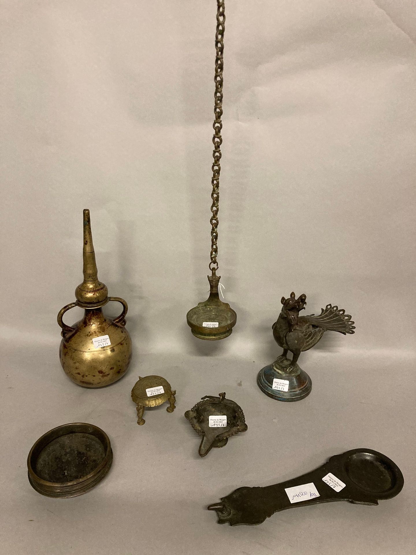 Null 印度和杂项。地段包括 :

一个供奉用的青铜Ourli，一个铜香炉，三个油灯，一个小底座，一个德干铜制的鸟类主题（原样，事故和缺失部分）。

地段按原&hellip;
