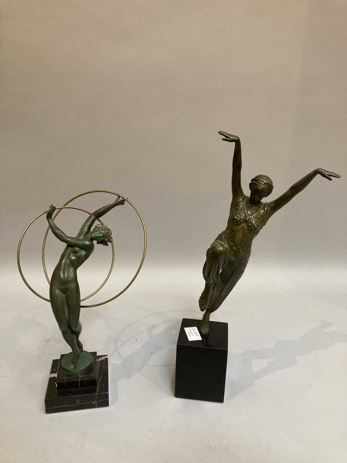 Null 在装饰艺术风格中

一套两件雕塑：带萨瓦的舞者（青铜）和带吊环的裸体舞者（雷古拉），签名为Le Verrion。

44厘米和35厘米

(磨损)