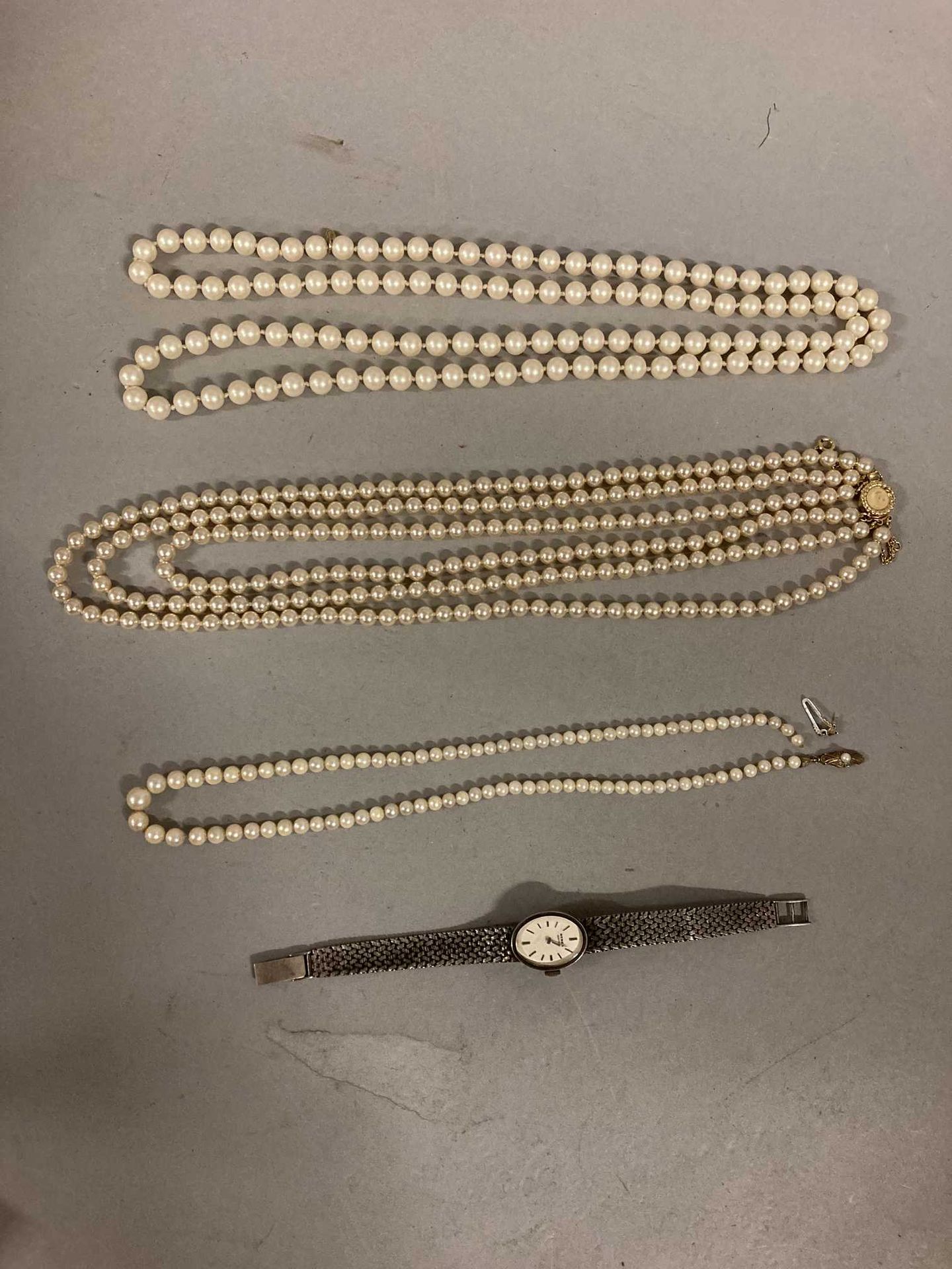 Null Un collier de perles (fermoir cassé)

on y joint un collier à trois rangs d&hellip;