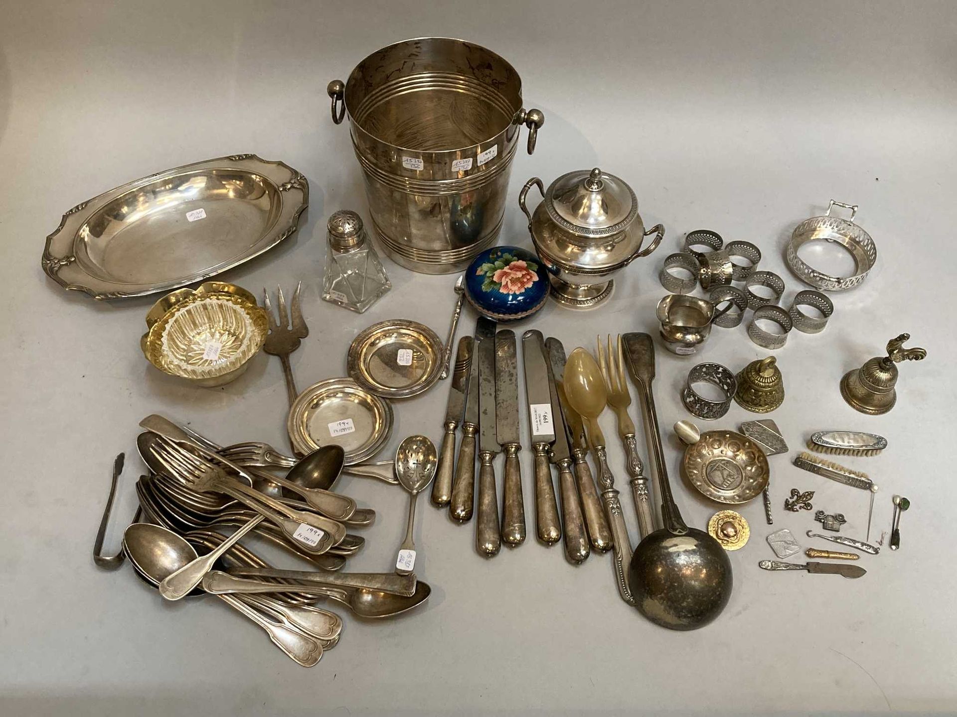 Null Strong lot of silver plated metal including 

13 flat spoons, 5 flat forks,&hellip;