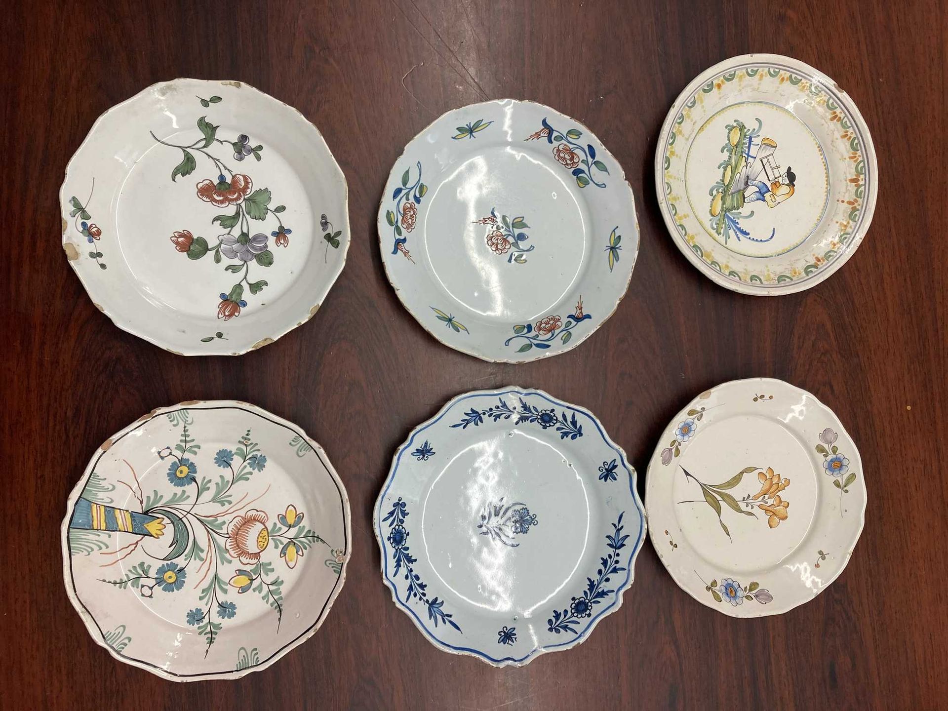 Null LA ROCHELLE and OUESTSTS六个陶器盘子，上面有不同的花纹装饰，其中一个盘子上有一个樵夫的装饰。 18-19世纪（芯片）。 D :&hellip;