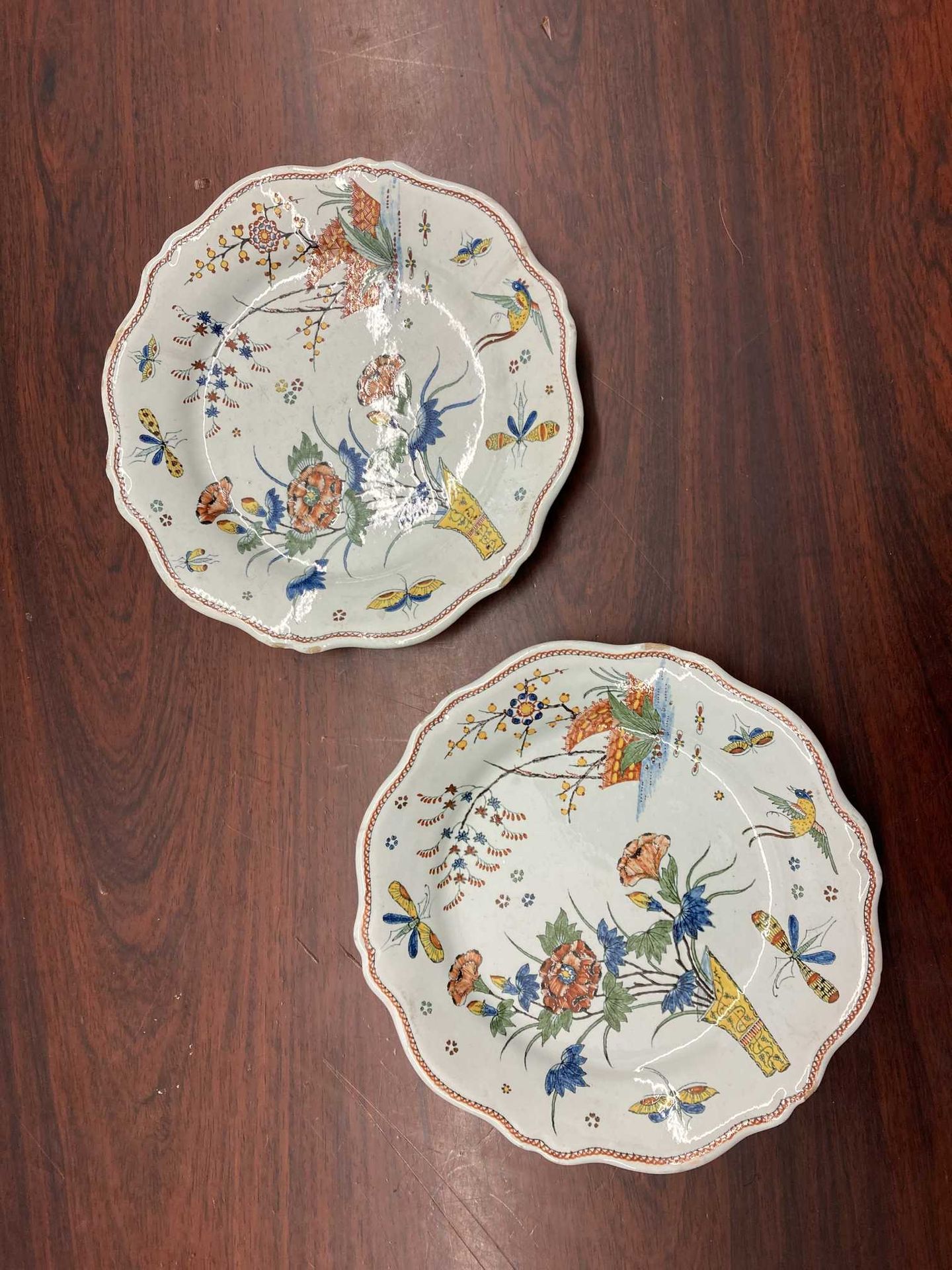 Null ROUENDER 两个陶器盘子，有轮廓的边框，有多色的装饰，被称为截断的角，有古老的花瓶，从里面飞出康乃馨和蝴蝶，梅花枝的花障和飞鸟。灵感来自于日本的&hellip;
