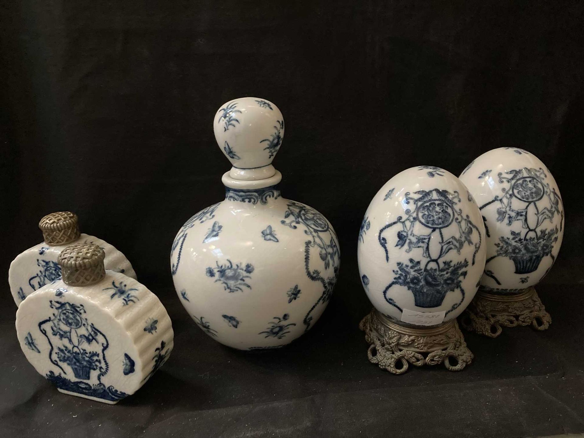 Null Garniture composée d'un vase, deux oeufs et deux flacons en porcelaine, fon&hellip;