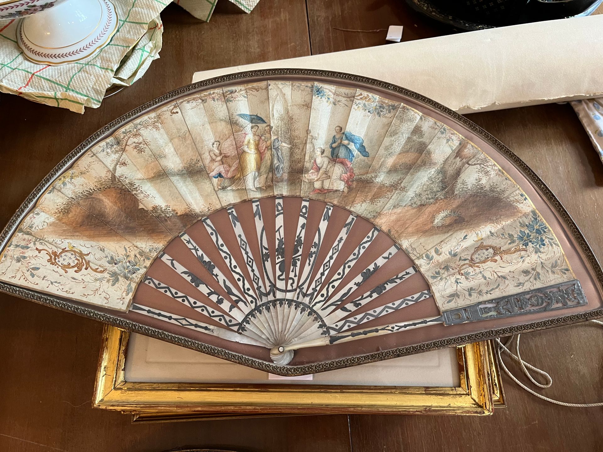 Null Painted fan decorated with an allegorical scene with female figures in a la&hellip;