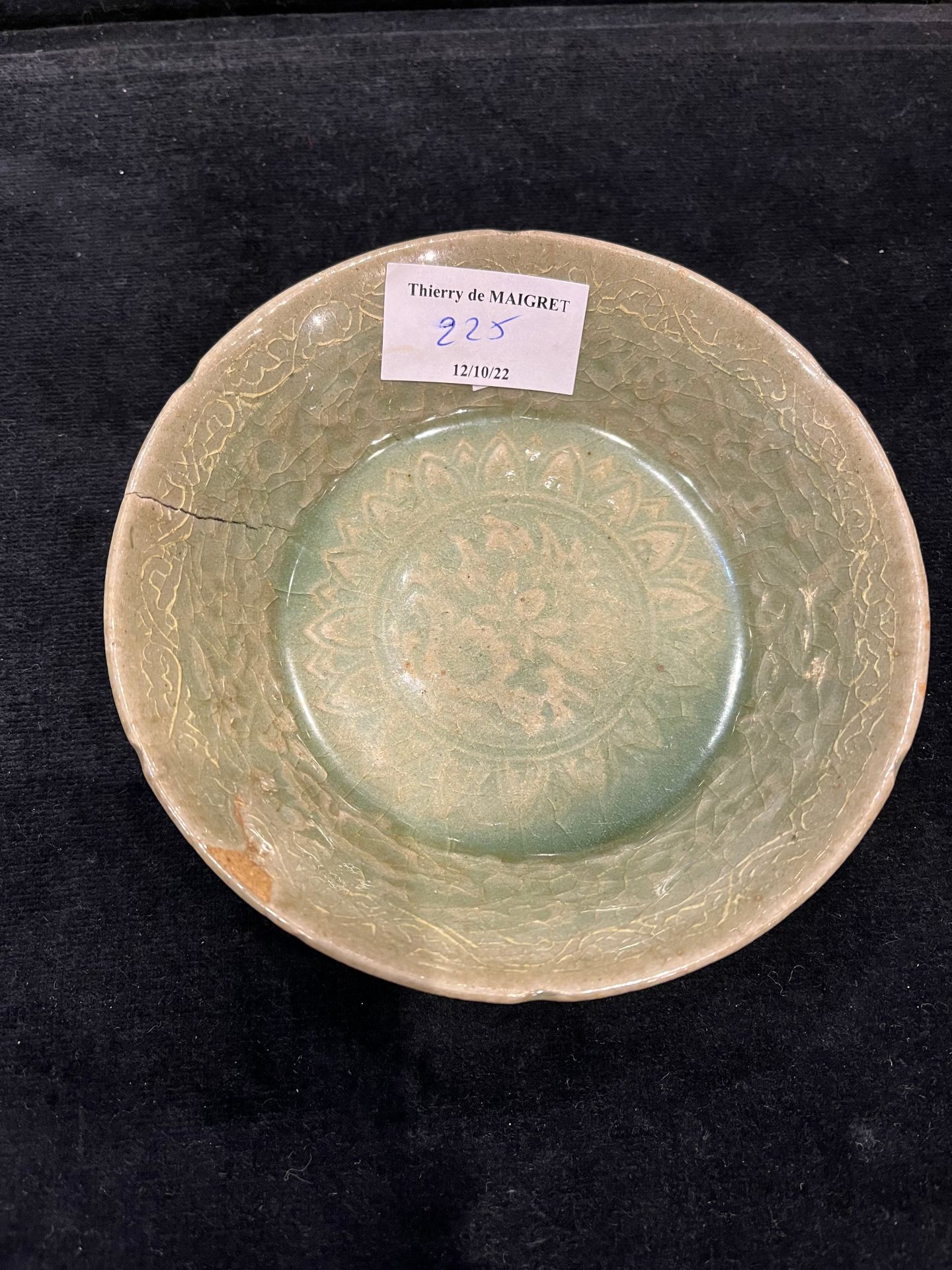 Null 韩国-高丽晚期（918-1392）一个青瓷釉面的石器碗，盖下有模样的花纹装饰，并镶嵌着白滑石。(发射裂缝)。 D : 13 cm
