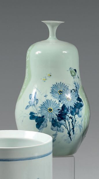 中国--当代艺术陶瓷青花瓷大花瓶，窄颈，釉下青花饰一鸟儿栖息在岩石上