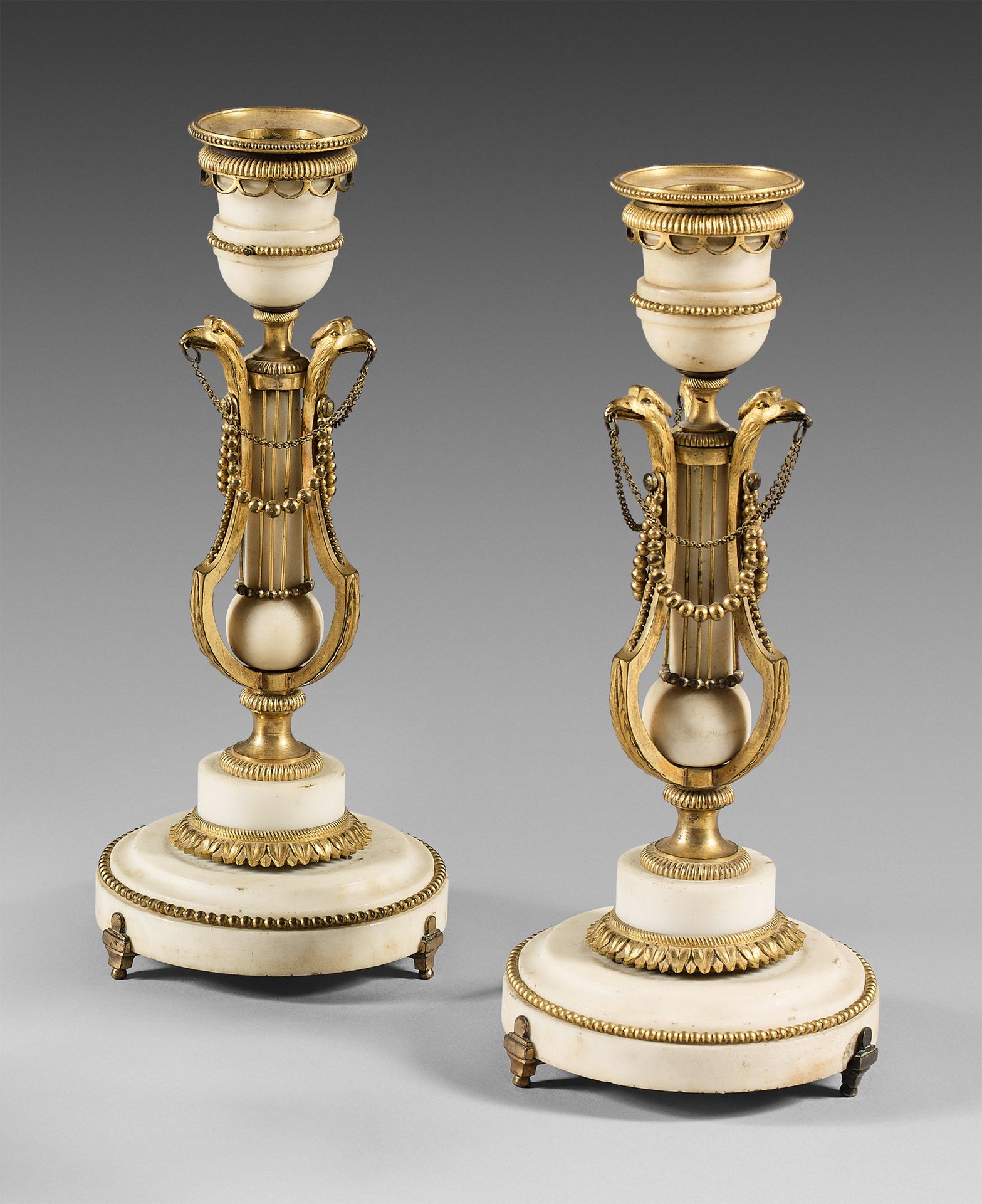 Null Coppia di candelabri in bronzo cesellato e dorato e marmo bianco di Carrara&hellip;