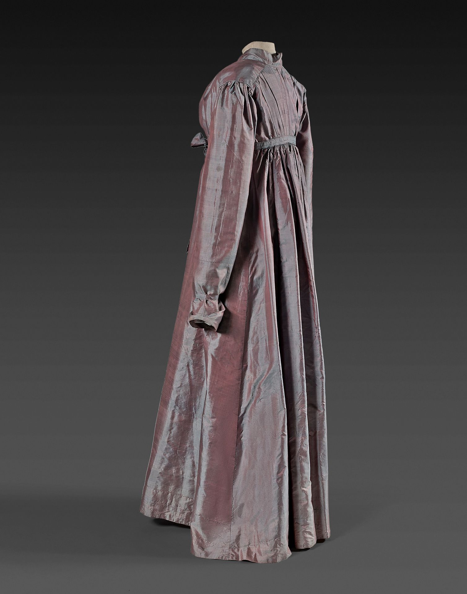 Null 帝国-复兴时期，约1807-1812年，可变丝绸的Redingote。
用Gorge-de-Pigeon变化丝塔夫绸制成，袖子的衬里是Indienne&hellip;