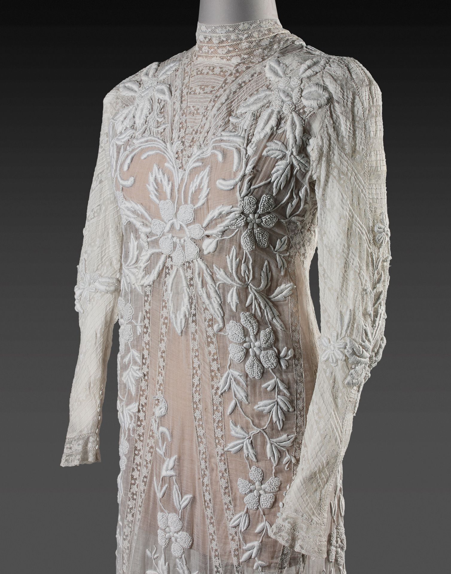 Null Robe d'après-midi brodée blanche, vers 1905.
Robe ligne princesse à manches&hellip;