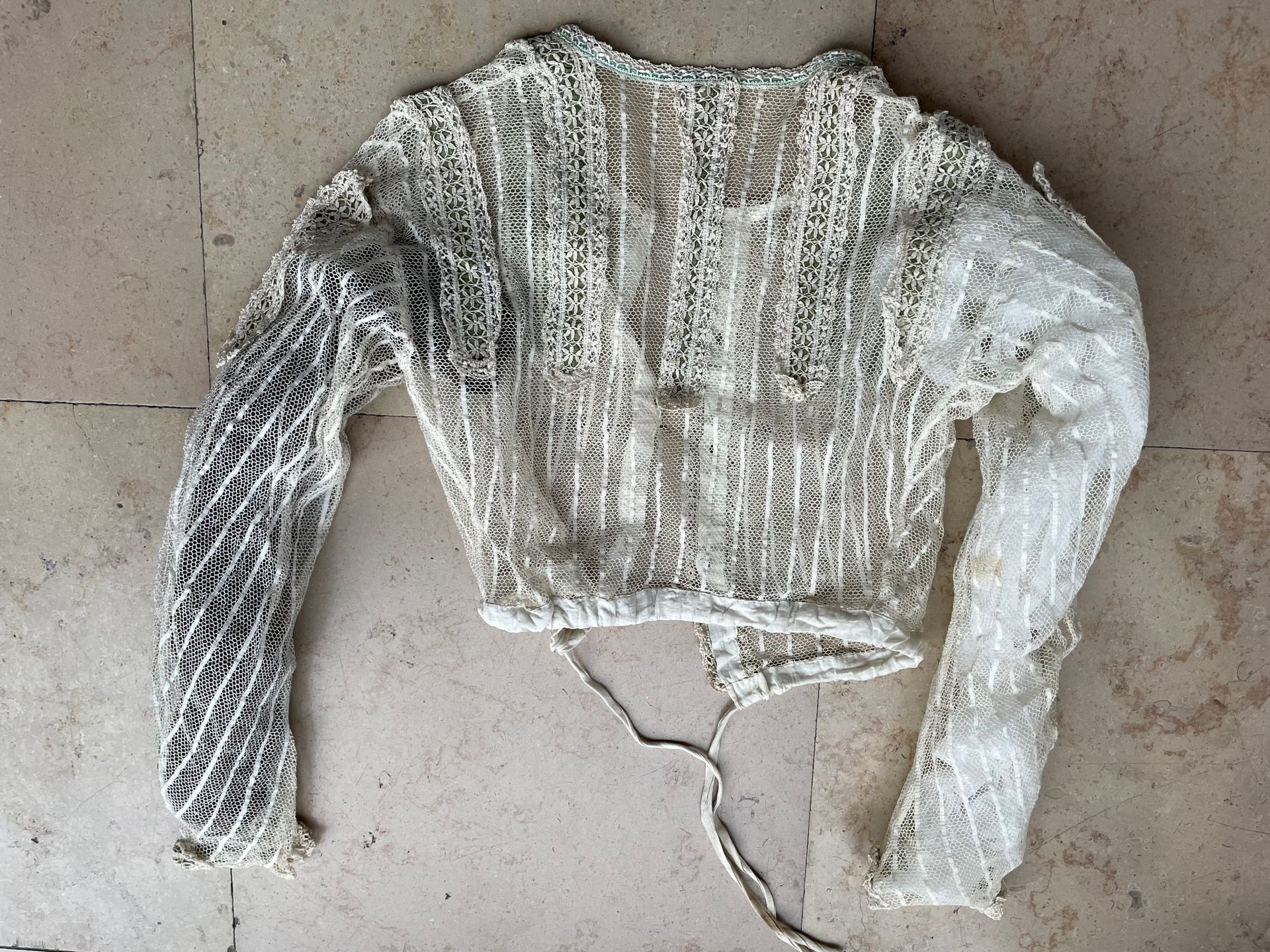 Null 罕见的日间内衣liquette，大约在1850-1869年。
长网状袖子，蕾丝杜普伊缝制的点缀。 
附：Déshabillé或Liseuse，约189&hellip;
