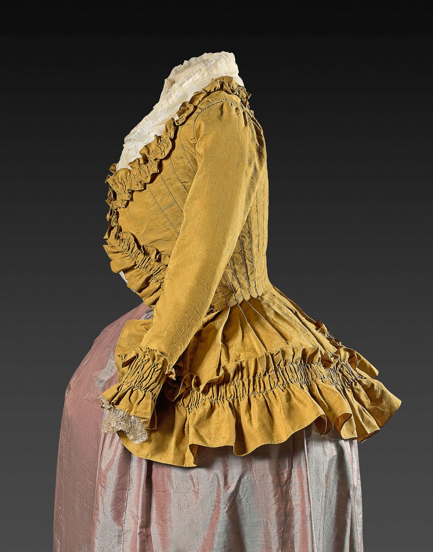 Null 普罗旺斯，18世纪，约1770-1780年，带巴斯克的卡萨金，芥末色丝绸。 
缝制的褶皱的背部和宽大的基座。袖口，周围的伴侣和basques装饰着相同&hellip;