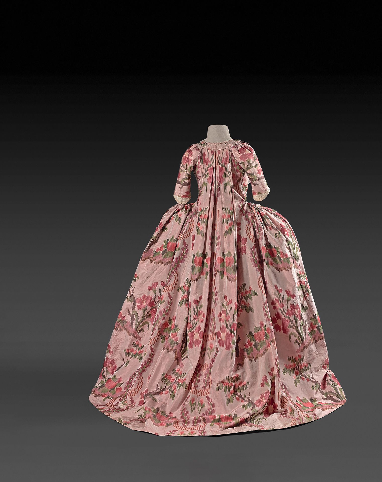 Null 杰出的法国塔夫绸Chiné à la branche礼服，洛可可风格，路易十五时期，约1765年。
柔软的粉红色真丝塔夫绸，装饰有大比例的 "Chin&hellip;