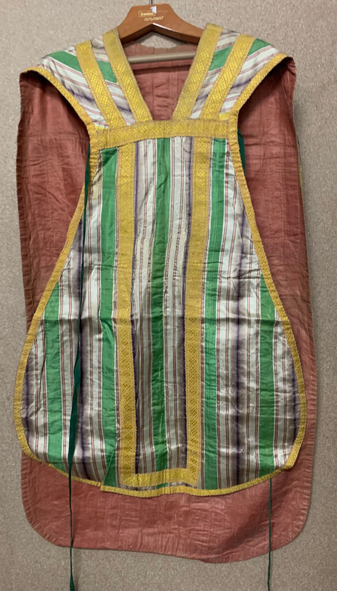 Null 来自戈尔德城堡私人小教堂的礼仪套装，18世纪末，由一件袍子、披肩和圣杯面纱组成。
绿色和白色的条纹缎子，金黄色的丝织品，赭色的桶状衬里（状况良好）。
&hellip;