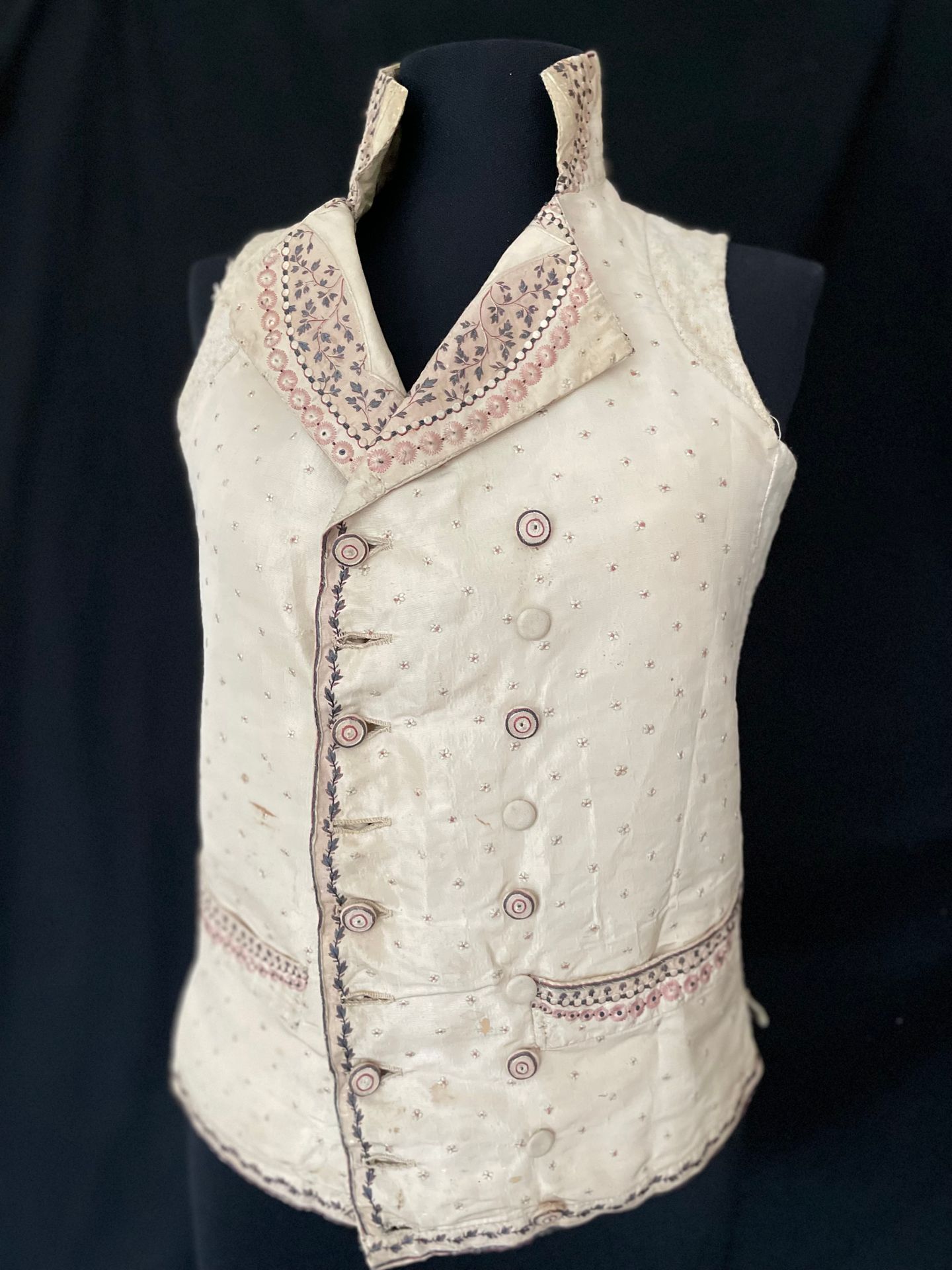 Null 双排扣刺绣冬季马甲或夹克，大约在1790-1800年。
奶油色的Gros de Tours在领子的翻领上巧妙地刺绣，在由pailleron和金色can&hellip;