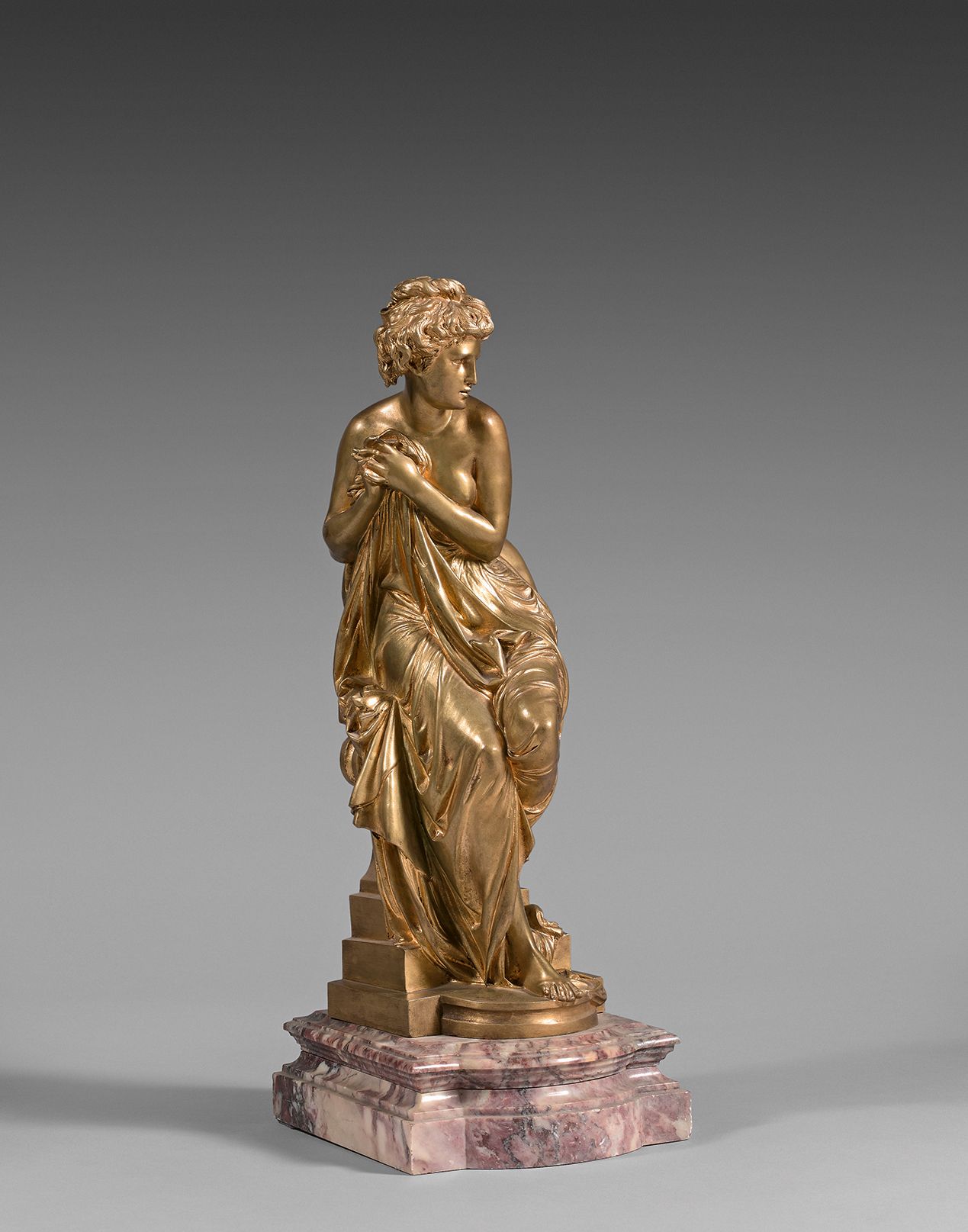 D'après CARRIER-BELLEUSE Statuette en bronze ciselé et doré représentant une all&hellip;