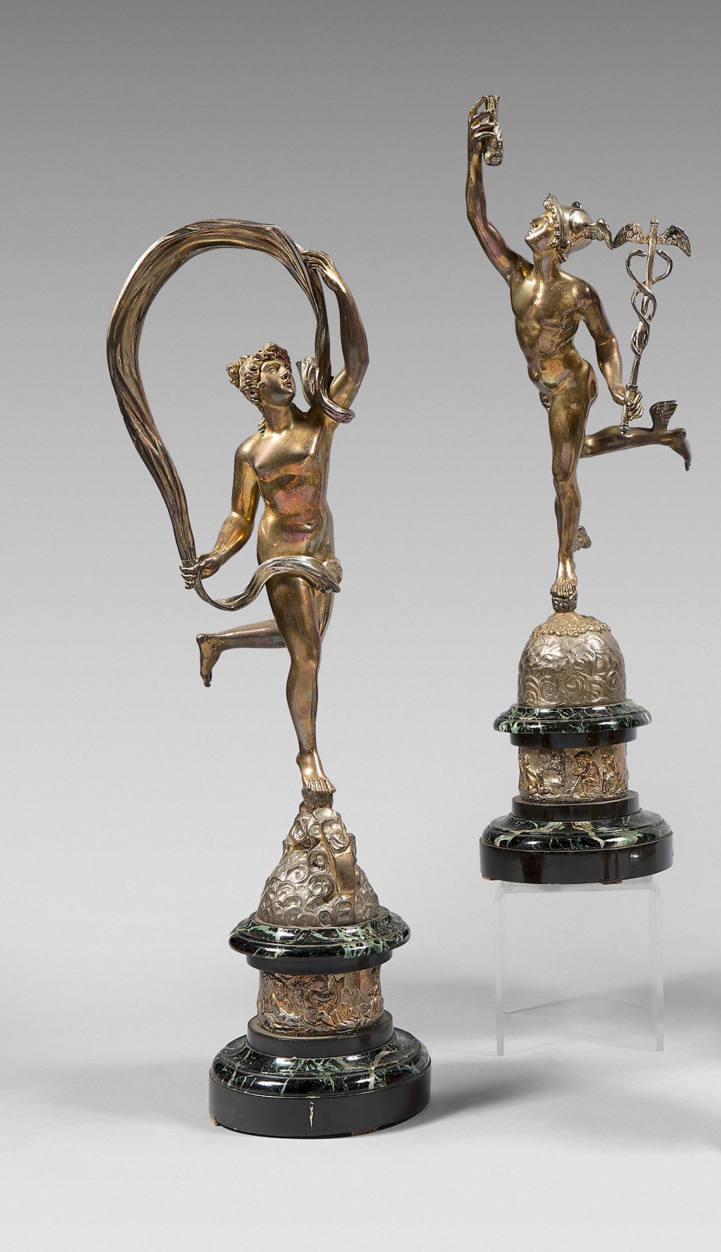 Null Ein Paar Figuren aus ziselierter Bronze mit Silberpatina in Form eines Merk&hellip;