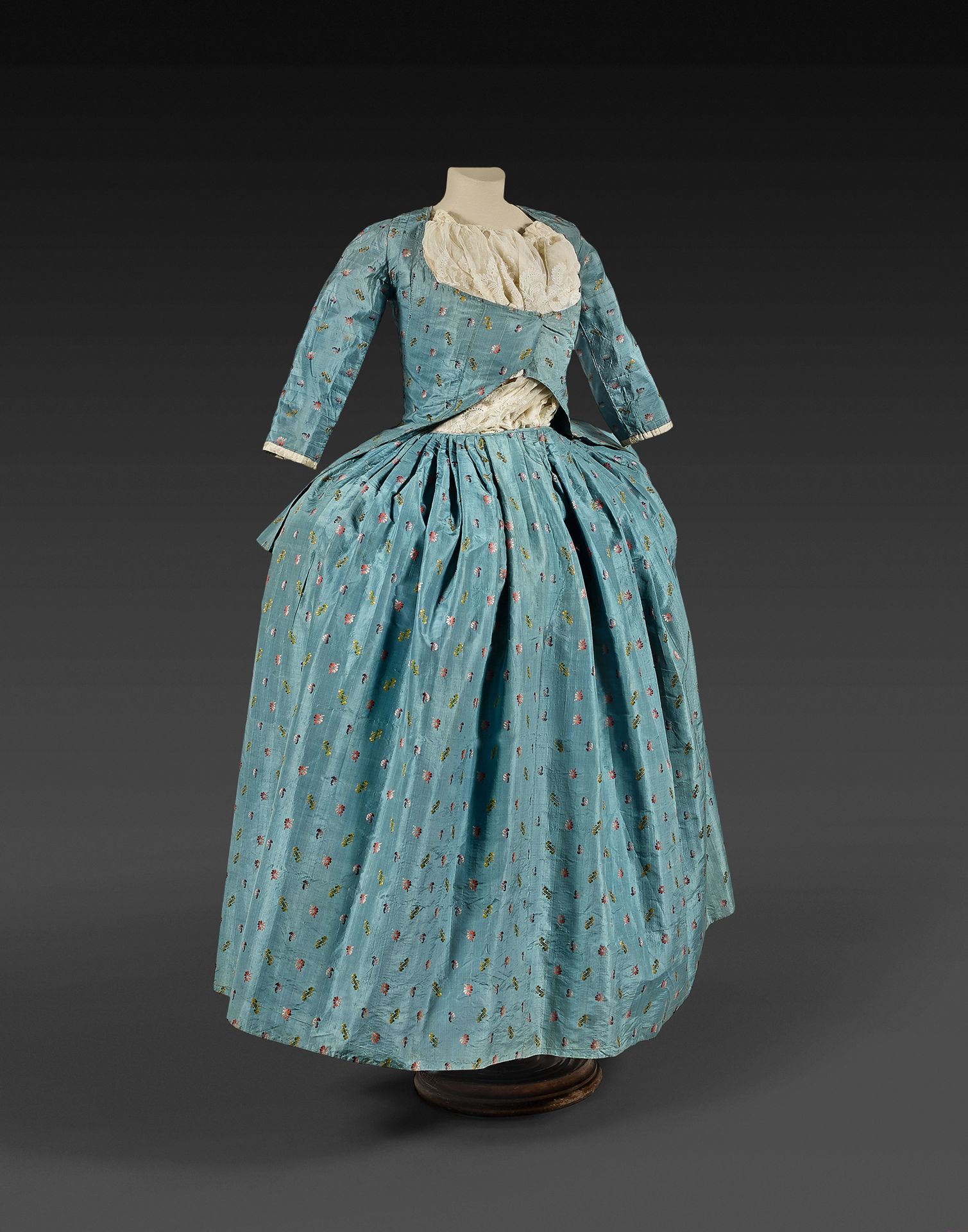 Null 套装由墨西哥丝绸的卡萨金和其衬裙组成，大约在1775-1785年。
皇家蓝色塔夫绸上装饰有多色飞燕的拖尾发。上衣有一个打褶的背部和长扇形的基座，直袖在&hellip;