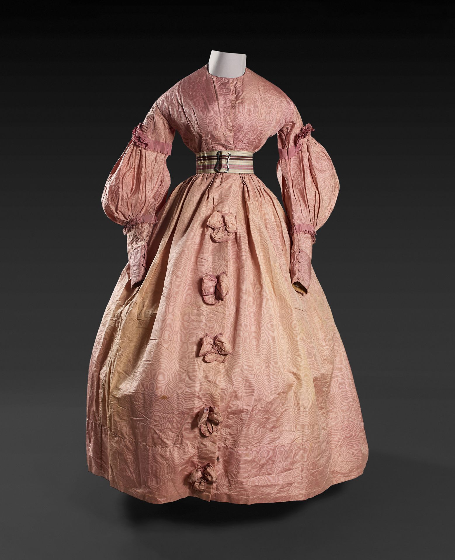 Null 帕尔马摩尔纹丝绸日装，大约在1837-1839年。 
模型前面有纽扣，上衣有褶皱的吉格特袖，肩部以下装饰有淡紫色缎面法尔巴拉，袖口有纽扣。裙子前面有装&hellip;