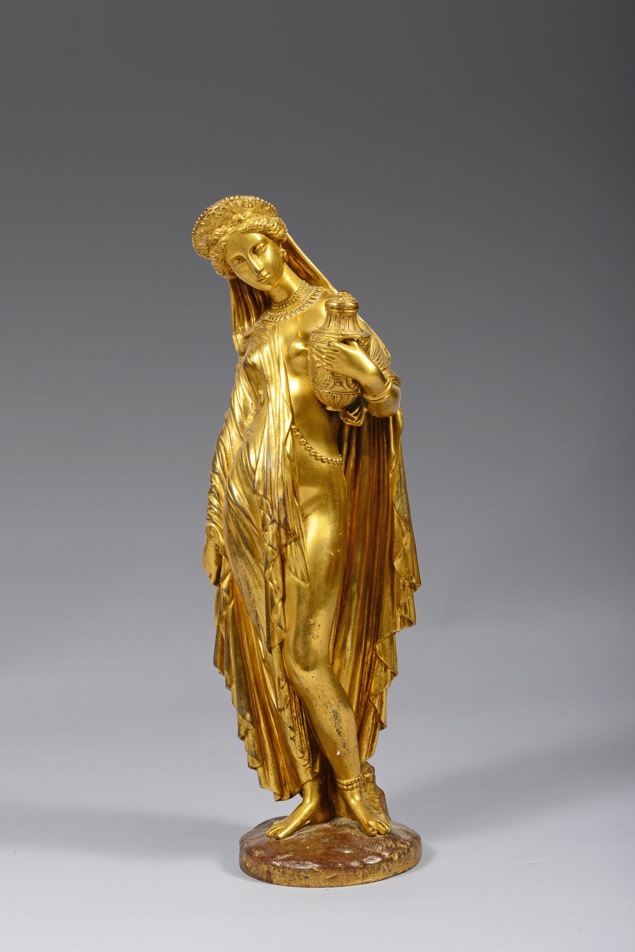 D'après James PRADIER (1790-1852) 潘多拉铜雕像，是一个东方女人的造型，戴着头饰和珍珠项链，左手拿着一个浮雕瓮（少了一个手指），&hellip;