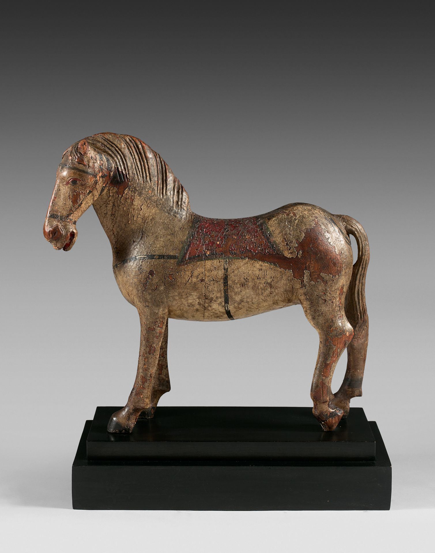 Null 多色木雕的卢西塔诺（？）马。 
Lusitano在17和18世纪被称为 "国王的马"。它有一件乳白色的外套。它的背上有一个网和一条毯子。
意大利，18&hellip;