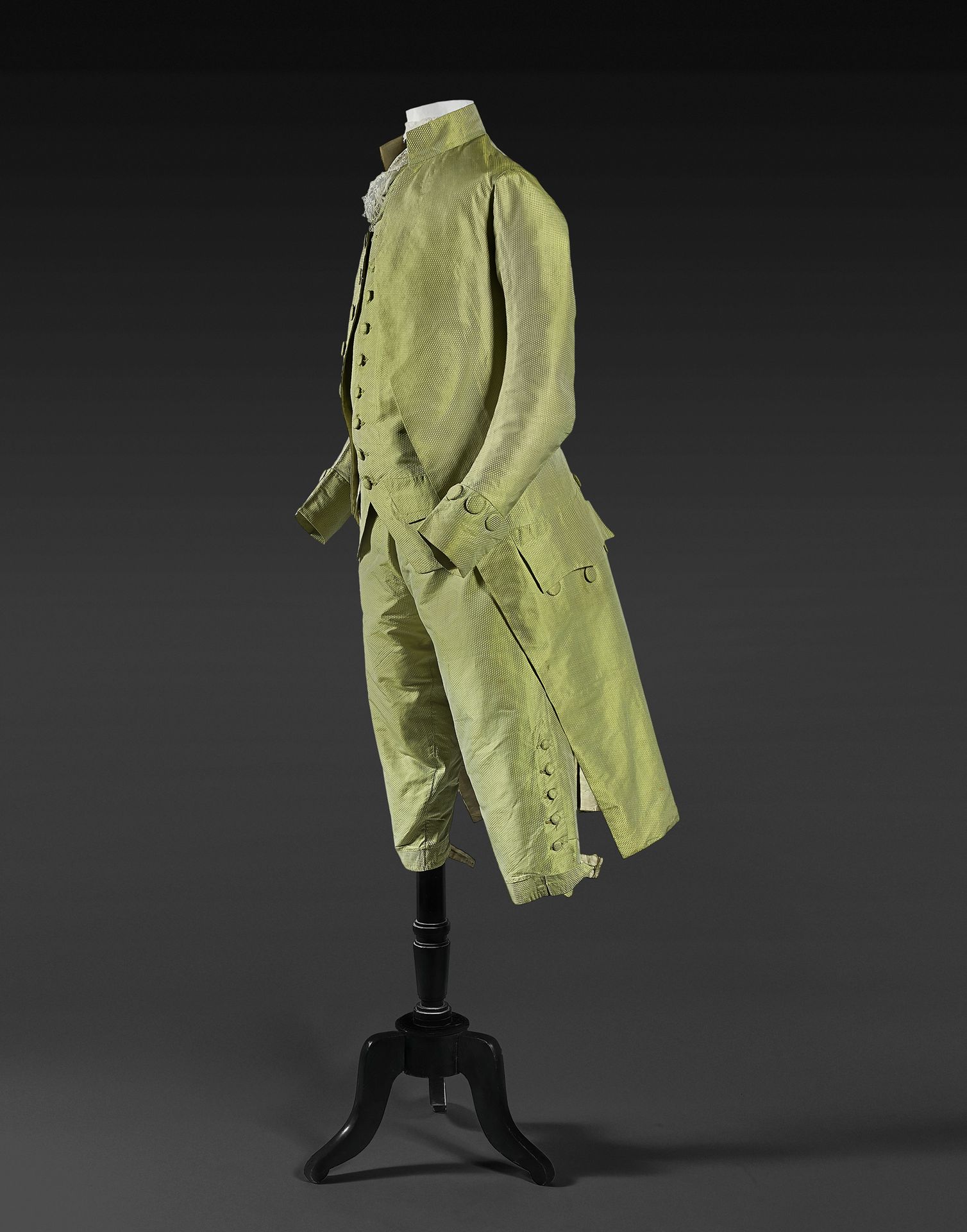 Null 完整的法国套装，大约在1780年，路易十六时期。
西装，外套和马裤，桥面由相同的柠檬绿丝绸裁剪而成，亚麻或象牙色丝绸衬里。所有的纽扣都覆盖在相同的基础&hellip;