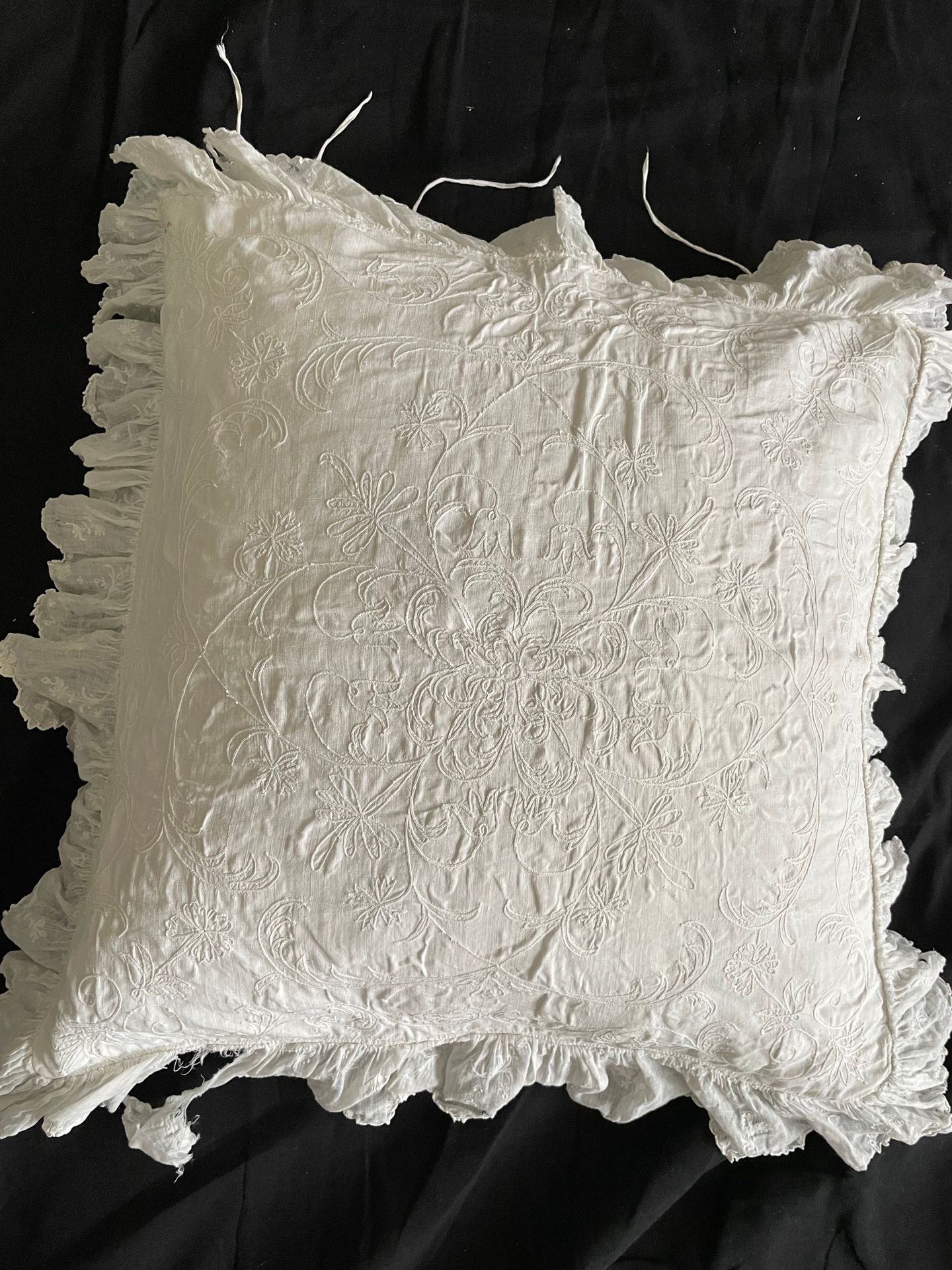 Null 仿马赛缝制的枕头套，18世纪初。
棉质薄纱上用链式针法绣有精致的花卉卷轴，棉质薄纱的褶皱上绣有精美的卷轴（有两处破损）。
45 x 45厘米，不包括7&hellip;