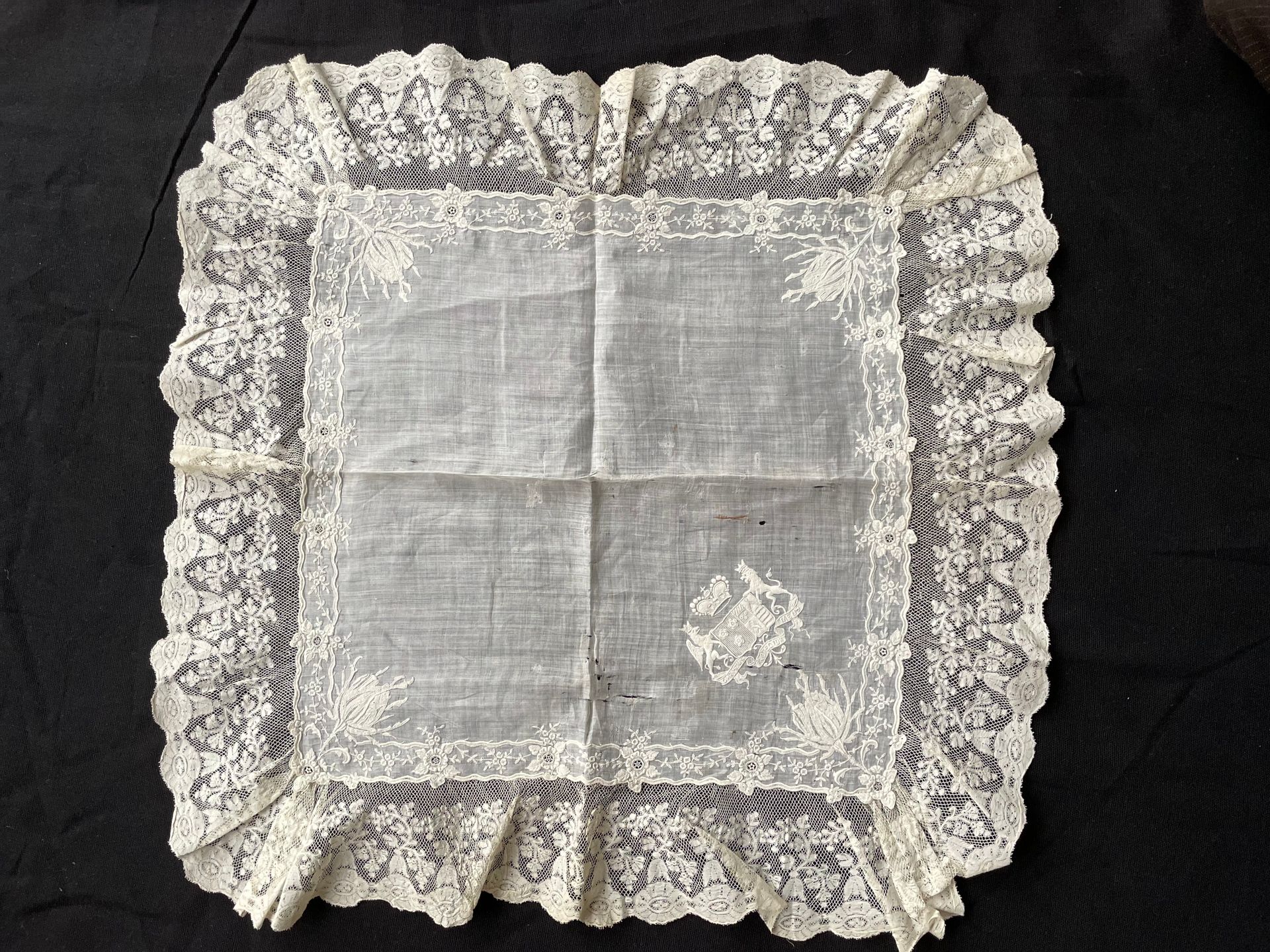 Null 印有联盟臂章的婚礼手帕，Arenberg的王子，约1880年。
亚麻布手工缝制，精细的白色刺绣，在帷幕上印有神圣德意志帝国的封闭式王冠，小叶子的边框上&hellip;