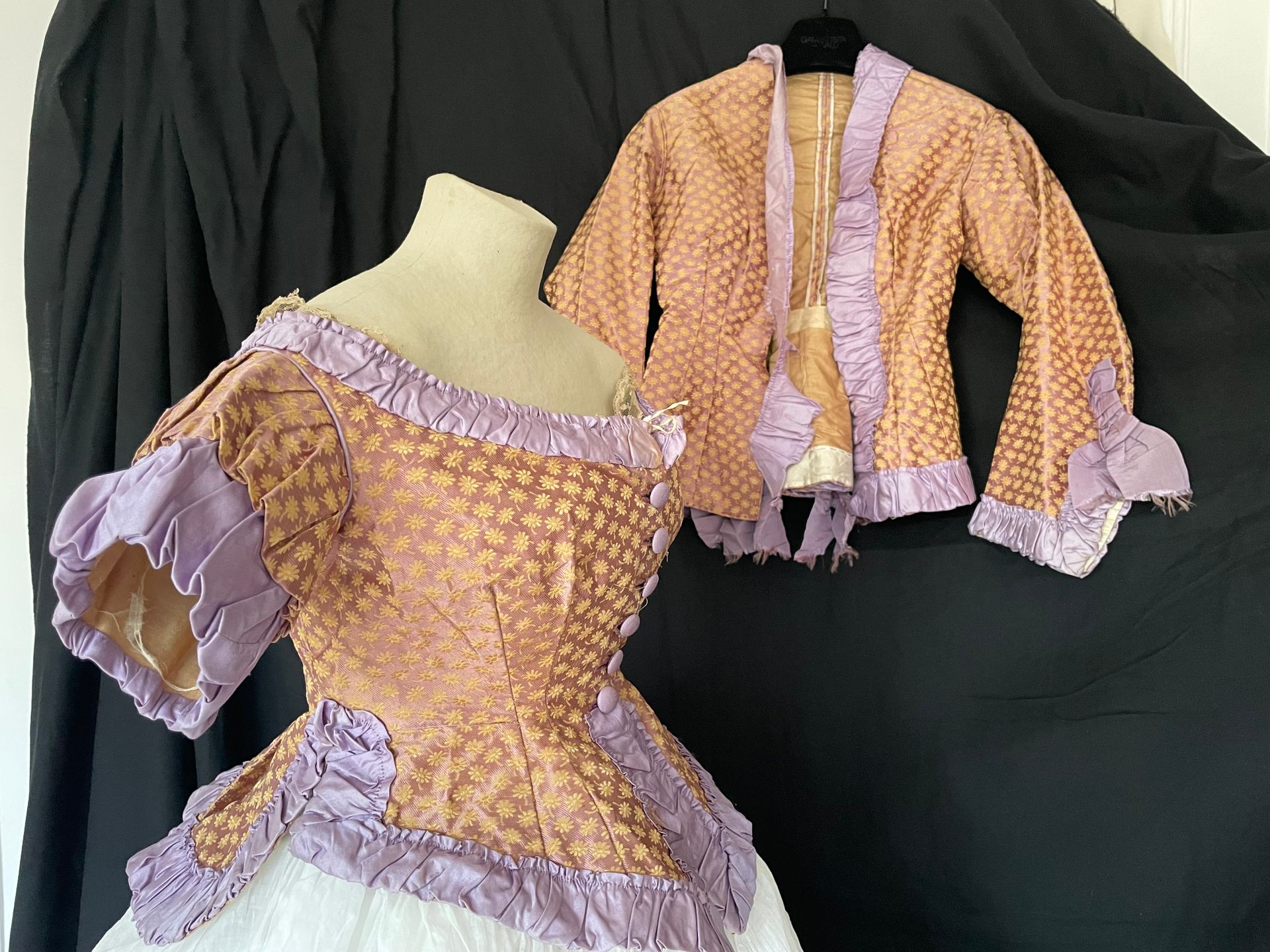 Null 约在1865年，有变形的连衣裙。 
丝绸灯笼裤，淡紫色背景，装饰有半球形的黄色花朵，覆盖的纽扣和帕尔马起泡的缎子丝带在所有的边框和衬托出基座。一件用于&hellip;