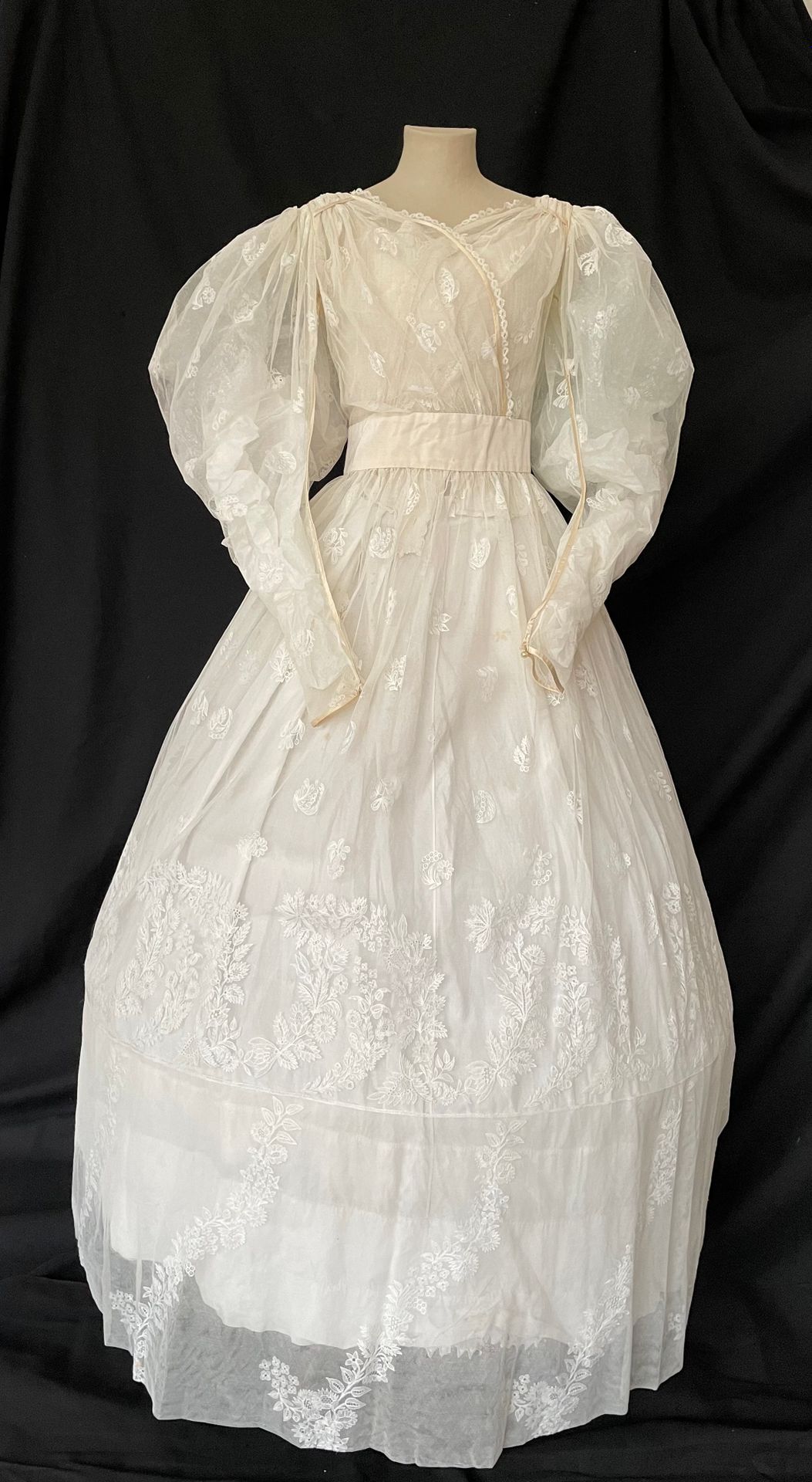 Null 舞会或婚礼礼服，法国，约1837年，浪漫主义时期。 
裙子由薄纱、白色刺绣和奶油色缎面的斜面制成，裙摆上装饰着天然花的幼苗和花束。褶皱的上衣在肩部聚集&hellip;