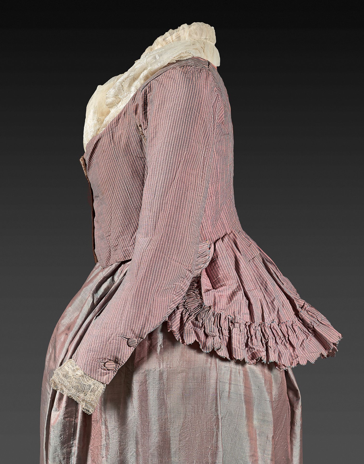 Null Casaquin à basque，普罗旺斯，约1770-1780年。
由粉红色和蓝色条纹的路易丝面料制成，有一个长的巴斯克剪裁和扇形褶皱的背部，下摆&hellip;