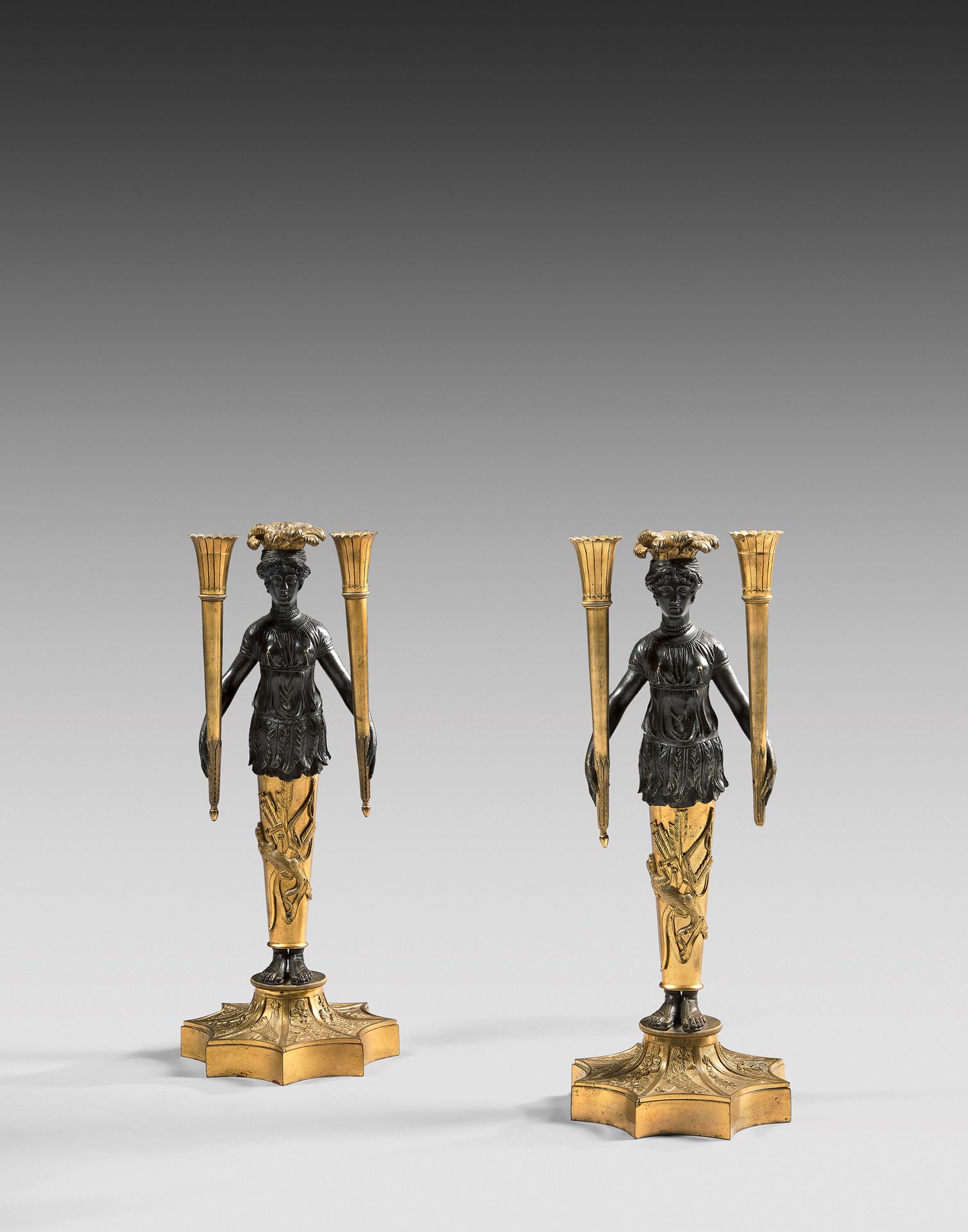 Null 一对双灯烛台，以青铜凿刻和鎏金，或以两个年轻的非洲妇女为造型。轴上有鳄鱼狩猎的战利品。底座是星星，上面有战利品。
复原风格（为电力而穿孔）。 
高：4&hellip;