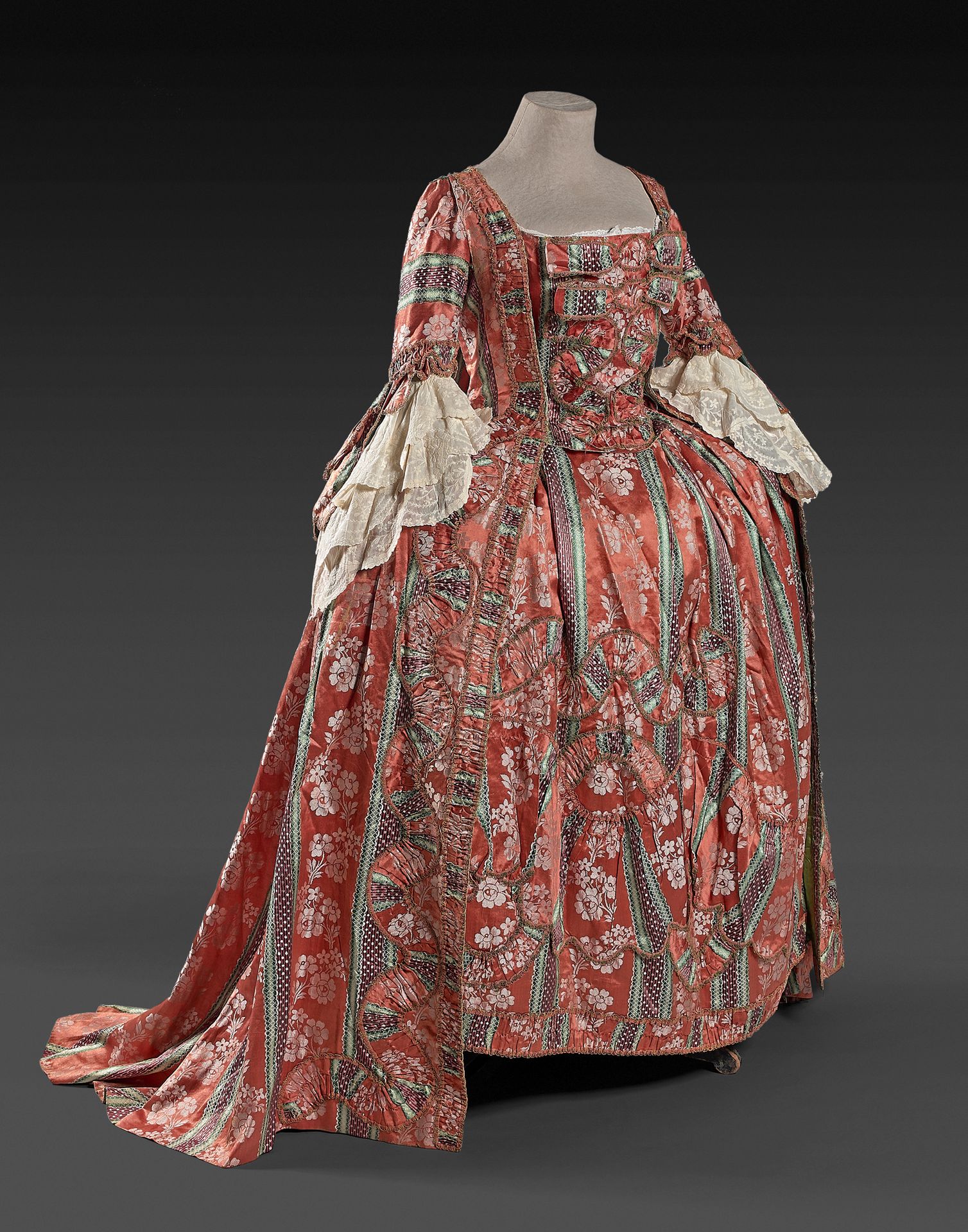 Null 普罗旺斯，约1763年，路易十五时期的法国连衣裙及其腹部的碎片。
赭石色的缎子背景上有绿色和紫色的阴影条纹，上面装饰着白色的花纹。礼服外套和完整的衬裙&hellip;