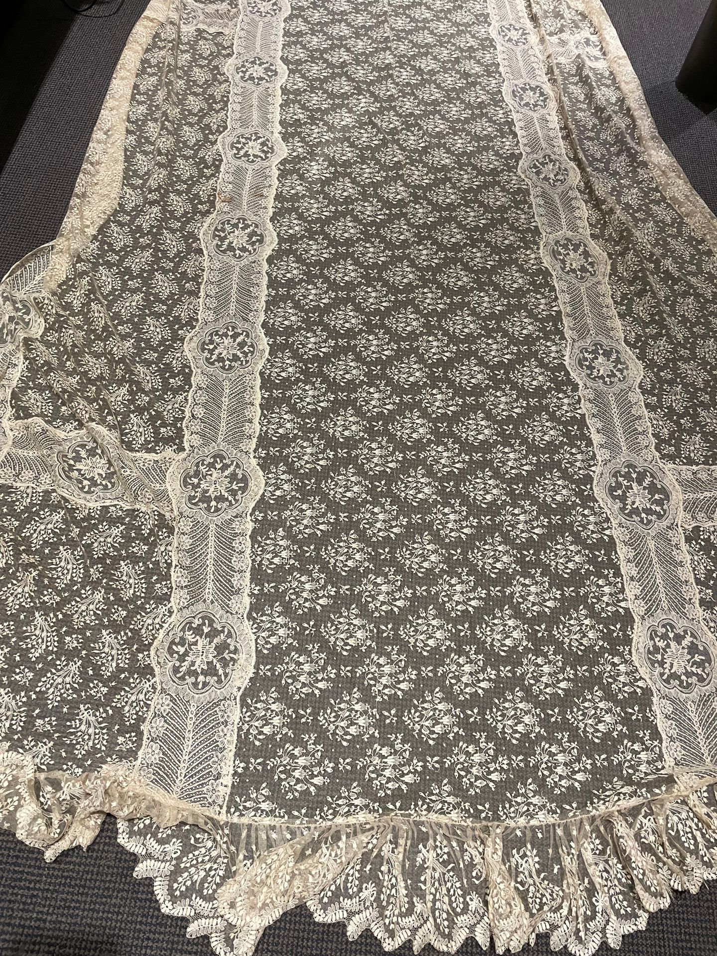 Null 大约在1890-1900年，Caudry花边和刺绣薄纱的床罩上有花卉装饰。 
机械花边绘制了一个花束的花坛。4面有大的褶皱翻边（一个污点）。
尺寸：1&hellip;