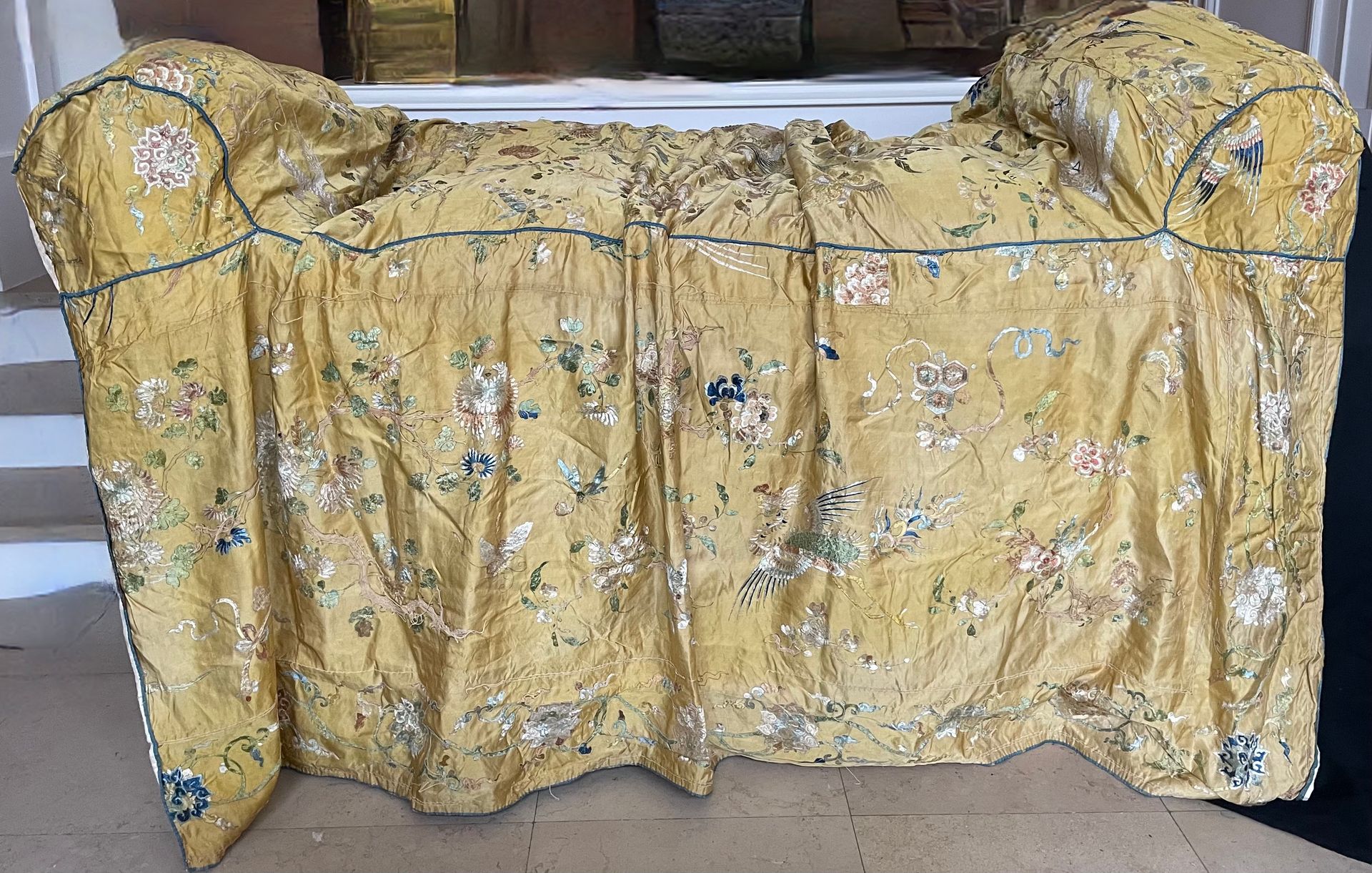 Null 双人长枕形状的被子，绣有异国情调的Chinoiseries，广州出口，中国，18世纪。
黄色丝缎，用绒毛丝和线绳绣出异国情调的兽皮和植物，包括菠萝和石&hellip;