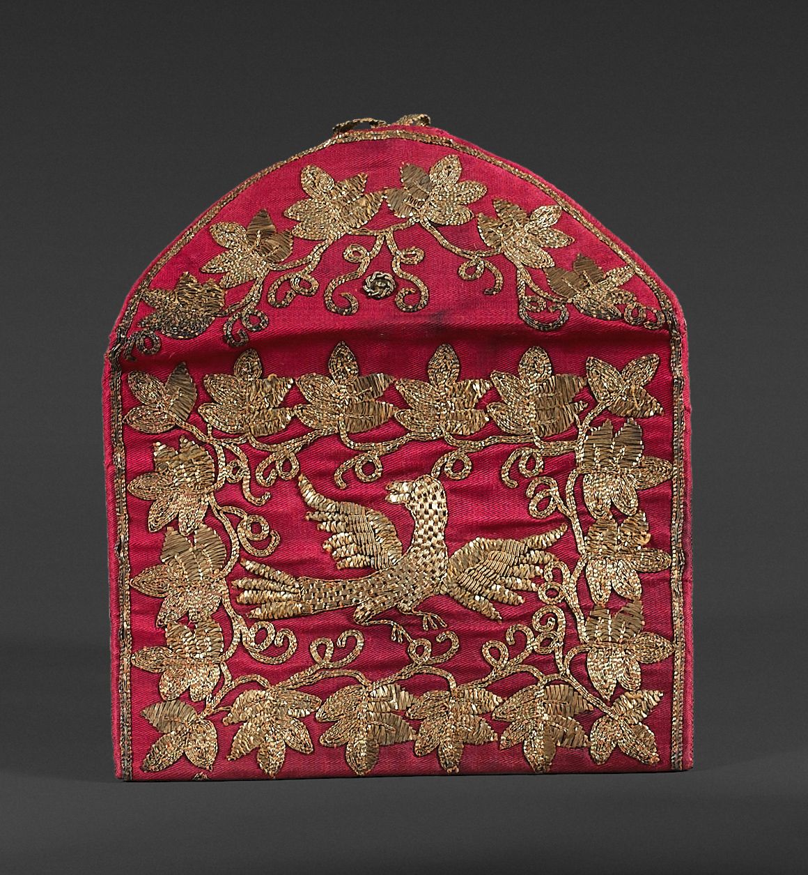 Null 金色刺绣的小袋或钱包，18世纪初。
覆盆子丝绸，上面绣有一只伸开翅膀的鸟，周围是藤蔓枝条，上面绣有filé、frisé、paillette、canne&hellip;