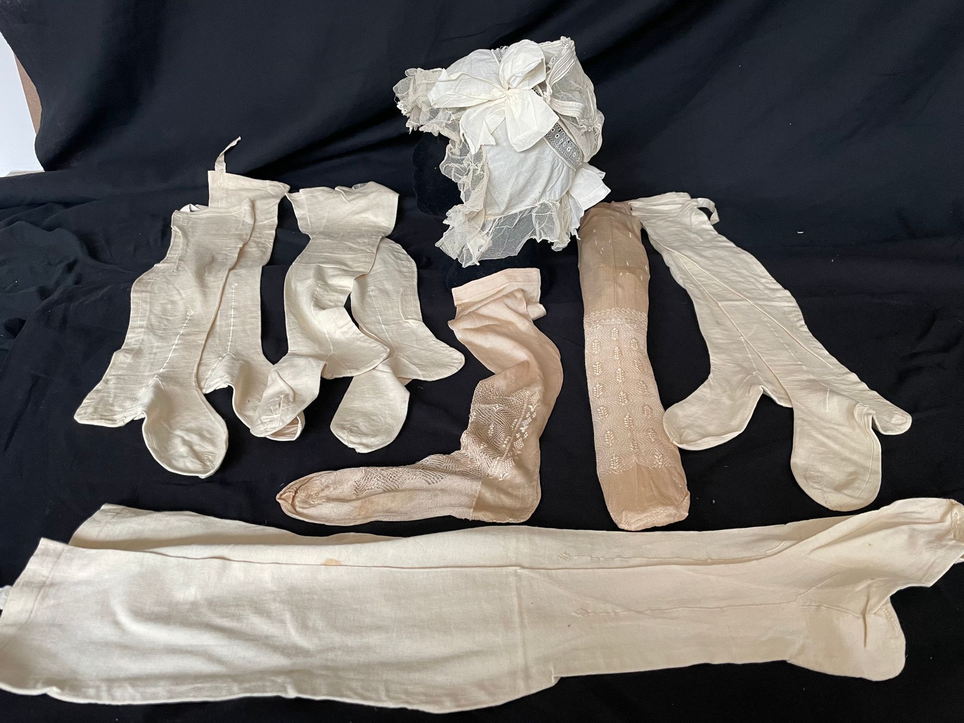 Null 一套丝质或棉质的针织长袜，19世纪初。
包括一双漂亮的香槟色丝袜，脚背上有镂空和刺绣（acc.），4双未漂白的细羊毛丝袜（男用？），脚趾在脚踝上，顶部&hellip;