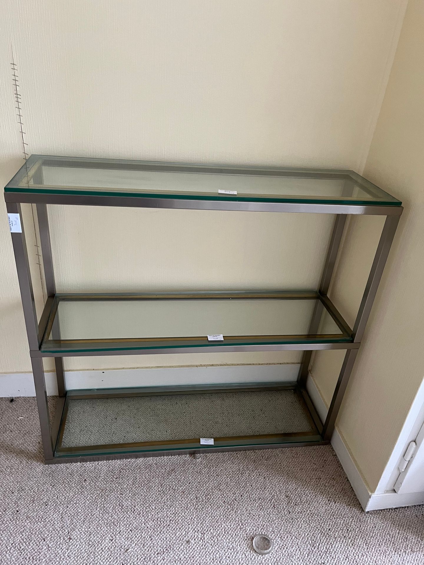 Null Small metal shelf with three glass trays
(accidents) H : 76 - W : 79 - D : &hellip;