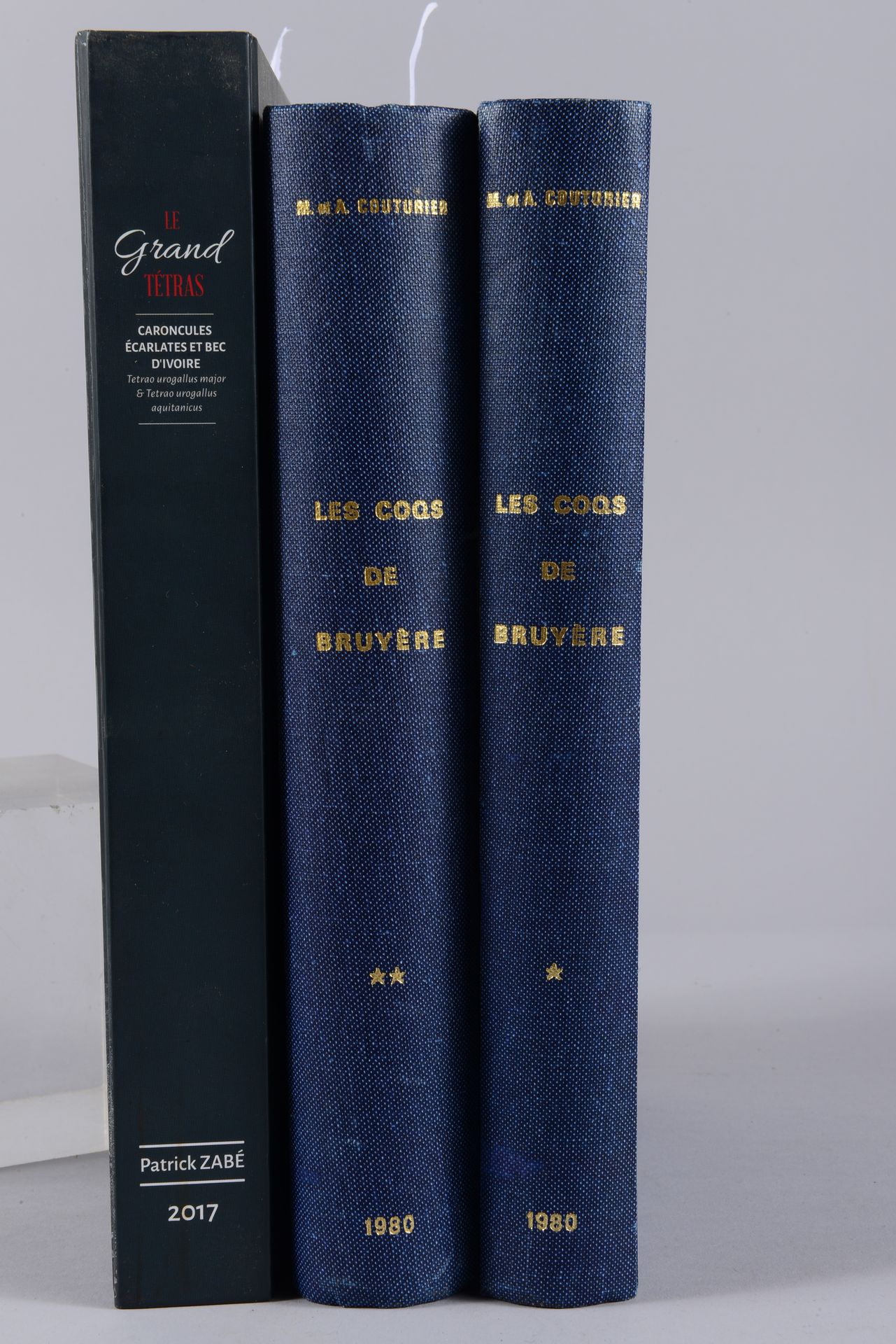 Null 马塞尔和安德烈-库图里耶。Les Coqs de bruyère.布洛涅，1980年。第一部分。自然历史。第二部分。礼仪。第三部分。狩猎。12张线图，&hellip;