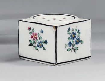 CHANTILLY 四角软瓷写字盒，有多色花纹，周围有棕色细丝。
18世纪
长：4,5厘米