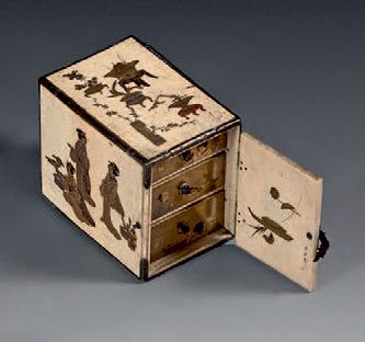 JAPON - Époque Meiji (1868-1912) Pequeño mueble de marfil decorado en laca dorad&hellip;