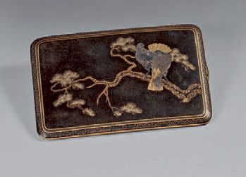 JAPON - Époque Meiji (1868-1912) 铁制卡片盒上镶嵌着一对松树枝上的铜镀金和银的鸽子。
驹井风格。
高：8 - 宽：12厘米