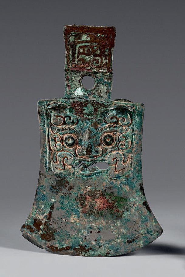 CHINE - DANS LE STYLE DE LA Dynastie Zhou (1028-256 av. J.-C.) 一把蓝色和绿色的铜制礼器斧头，上面&hellip;