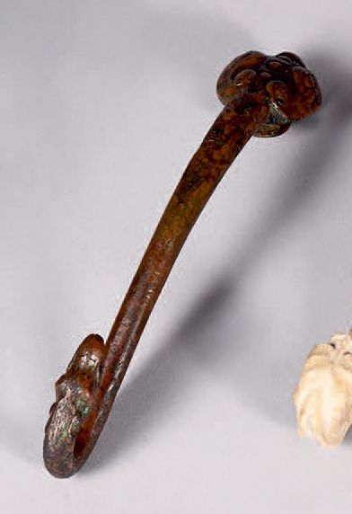 CHINE - Début de la Dynastie Han (206 av. J.-C. - 220 ap. J.-C.) Bronze fibula w&hellip;