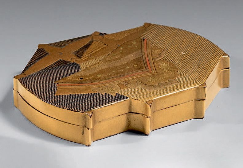 JAPON - Époque Edo (1603-1868), XIXe siècle Petit kobako en forme de deux rouets&hellip;