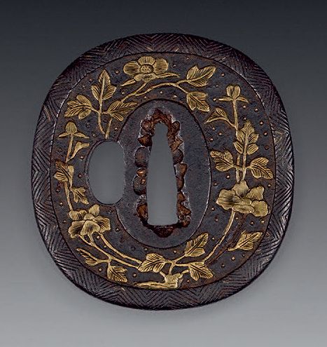 Null Tsuba de hierro con decoración Heianjo-zogan de flores y follaje.
Siglo XVI&hellip;