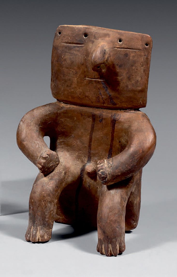 Null 卡西克。
坐着的人物。身体是平的，双手放在膝盖上。头部有孔，用于安装装饰品。赭石陶器（破损，修复）。
哥伦比亚，金巴亚文明，公元800-1,400年
&hellip;